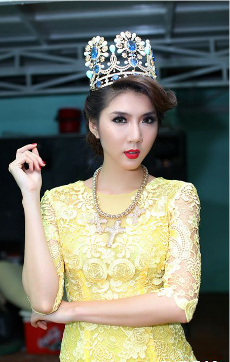 Ngọc Quyên đẹp mê hồn khi đội vương miện quyền lực trên đầu.